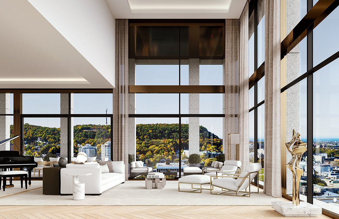 Un salon de condominium sur deux étages, aux fenêtres pleine hauteur donnant sur Montréal et le mont Royal en automne.